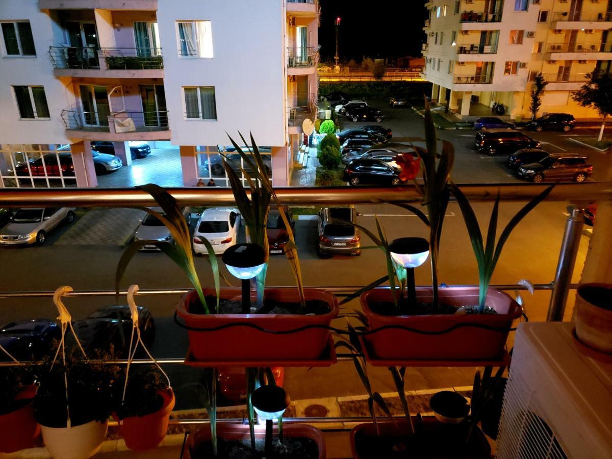Melly'S Apartment Summerland Mamaia Bagian luar foto